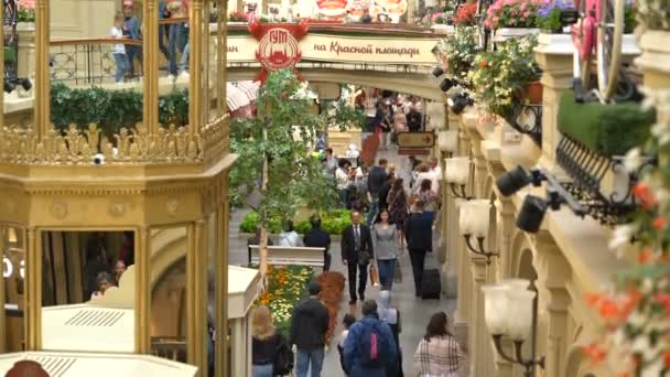 俄罗斯莫斯科 - 2019年7月20日：红场古姆购物中心内 — 图库视频影像