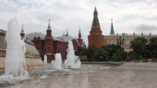 Σιντριβάνι World ρολόι στη Μόσχα κοντά στο Κρεμλίνο, Μόσχα — Αρχείο Βίντεο