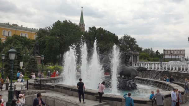 Moskva, Russland - 19. juli 2019: Skulptursammensetning Fire sesonger fontene i Alexandrovsky-hagen nær Kreml – stockvideo