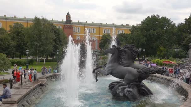 Moskou, Rusland-19 juli 2019: sculpturale compositie de Four Seasons Fountain in Alexandrovsky Garden in de buurt van het Kremlin — Stockvideo