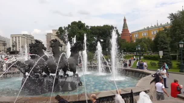 Moscú, Rusia - 19 de julio de 2019: Composición escultórica Fuente de las cuatro estaciones en el jardín Alexandrovsky, cerca del Kremlin — Vídeos de Stock