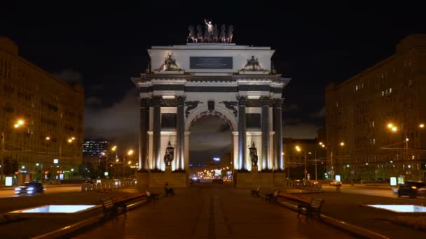 Moscú, Rusia - 20 de julio de 2019: Arco triunfal por la noche en Moscú — Vídeo de stock