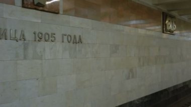 Moskova, Rusya - 21 Temmuz 2019: Ulitsa 1905 Goda metro istasyonuna tren geldi