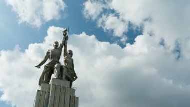 İşçi ve Kolkhoz Kadın bulutlar önünde