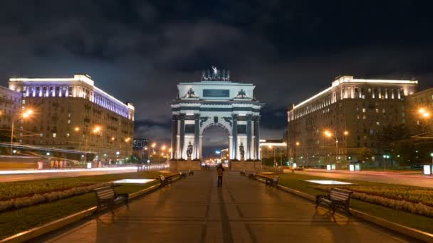 Triumphal arch at night in Moscow — Stock Video