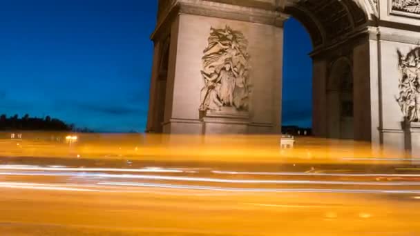 Sebuah tiLapse di Arc de Triomph di Paris pada malam hari . — Stok Video