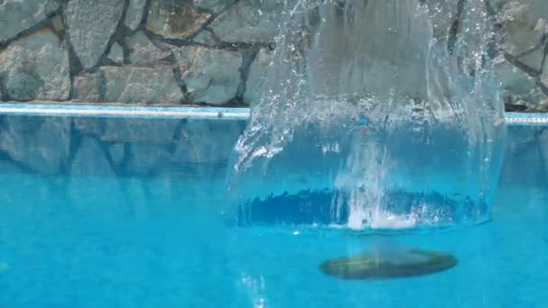 Ganze Wassermelone fällt in den Pool — Stockvideo