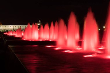Moskova'da Zafer Parkı'nda kırmızı yla aydınlatılan çeşmeler, Rusya