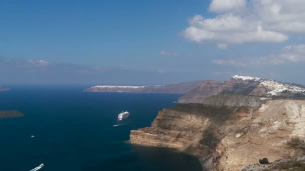 Vista da capital de Santorini Fira e da cidade de Oia à distância — Vídeo de Stock