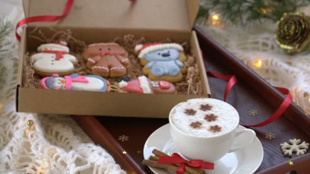Різдво, новорічна прикраса з імбиром та чашкою кави на білому затишному фоні, святкування зимової листівки — стокове відео