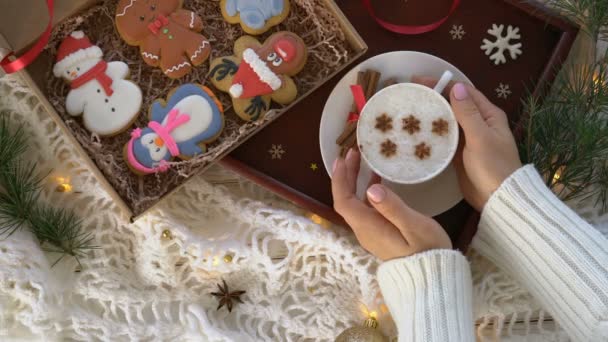 Navidad, decoración de año nuevo con panes de jengibre y taza de café sobre fondo blanco acogedor, tarjeta de celebración de invierno — Vídeos de Stock