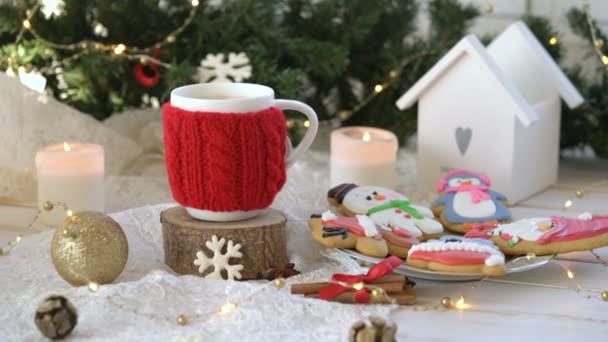 Navidad, decoración de año nuevo con panes de jengibre y taza de café sobre fondo blanco acogedor, tarjeta de celebración de invierno — Vídeos de Stock