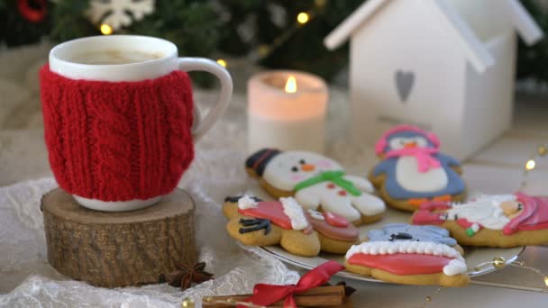 クリスマス、白い居心地の良い背景にジンジャーブレッドとコーヒーのカップと新年の装飾、お祝いの冬のカード — ストック動画