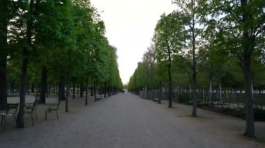 Tuileries Bahçesinde akşam yürüyüşü