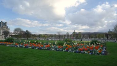 Tuileries Bahçesinde akşam yürüyüşü