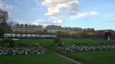 Tuileries Bahçesinde akşam yürüyüşü