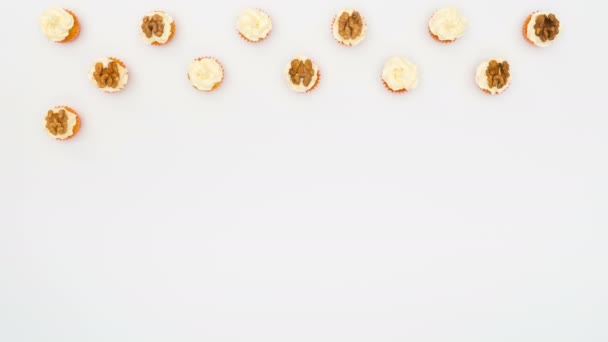 Cupcakes und Beeren erscheinen auf weißem Hintergrund — Stockvideo