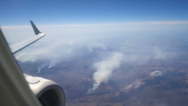 Utsikt från flygplanet på bränder i bergen — Stockvideo