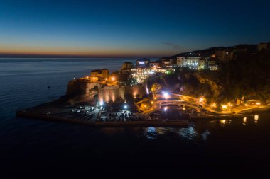 Eski Ulcinj kentinin geceleri havadan görünüşü - Karadağ 'ın en güneydeki kenti.