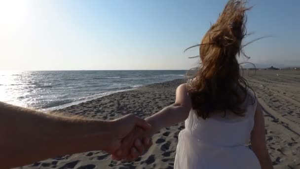 Menina corre ao longo da praia e puxa uma mão caras, visão em primeira pessoa — Vídeo de Stock