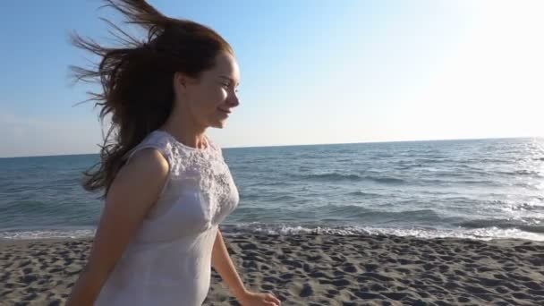 Menina corre ao longo da praia — Vídeo de Stock