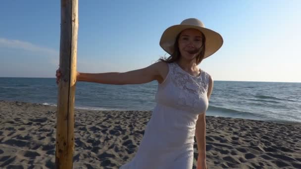 해변에 포즈를 취하는 매력적 인 소녀 — 비디오