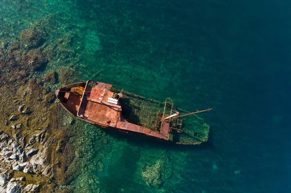 Barco hundido cerca de la península de Lustica —  Fotos de Stock
