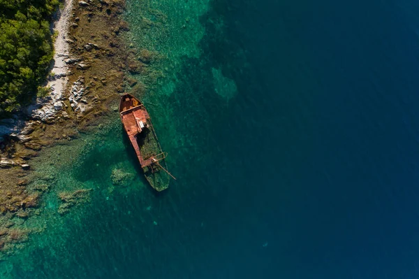 Lustica yarımadası yakınlarında batık bir gemi. — Stok fotoğraf