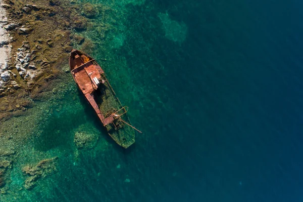 Barco hundido cerca de la península de Lustica — Foto de Stock