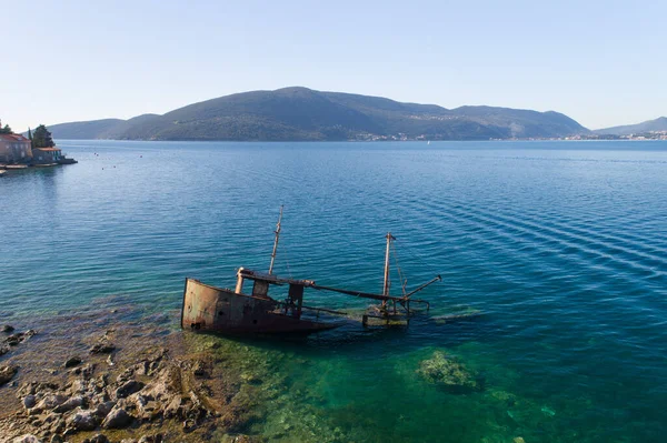 Sunken ship near the peninsula of Lustica — Stock Photo, Image