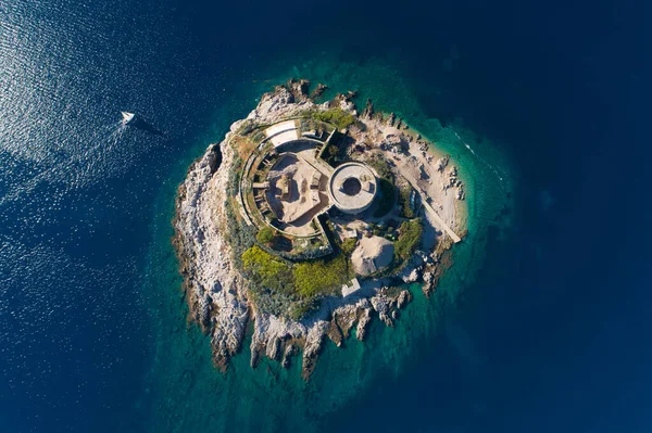 Vista aérea del fuerte de la isla de Mamula, bahía de Boka Kotorska del mar Adriático —  Fotos de Stock