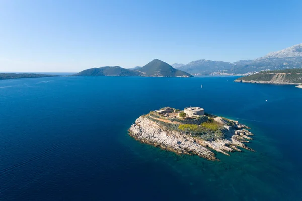Adriyatik Denizi 'nin Boka Kotorska Körfezi' ndeki Mamula Adası Kalesi 'nin havadan görünüşü
