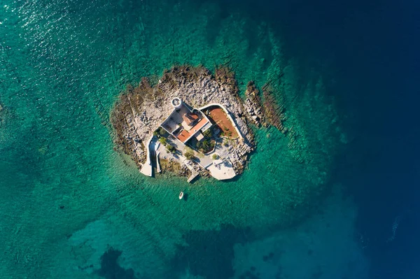 Isla Otocic Gospa Cerca de la isla de Mamula . — Foto de Stock