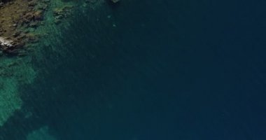 Lustica yarımadası yakınlarında batık bir gemi.