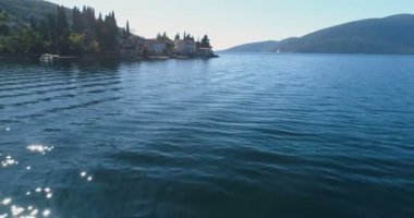 Lustica yarımadası yakınlarında batık bir gemi.