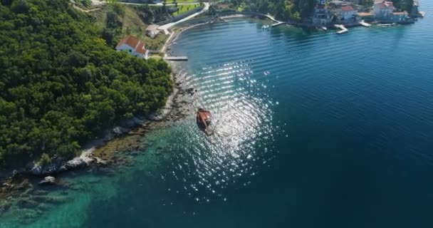 Barco hundido cerca de la península de Lustica — Vídeos de Stock
