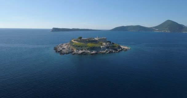 Вид с воздуха на крепость острова Мамула, залив Бока Которска Адриатического моря — стоковое видео