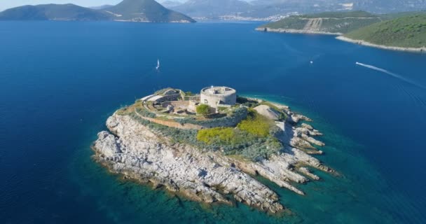 Letecký pohled na pevnost ostrova Mamula, Boka Kotorská zátoka Jaderského moře — Stock video