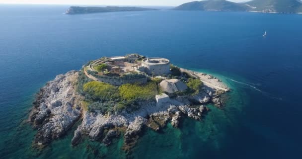 Vanuit de lucht uitzicht op Mamula eiland fort, Boka Kotorska baai van Adriatische zee — Stockvideo