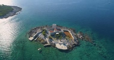 Mamula Adası yakınlarındaki Otocic Gospa Adası.