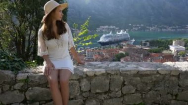 Yükseklerden Kotor 'un Boka Körfezi' ne bakan bir kız.