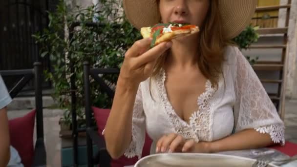 Jeune femme mangeant de la pizza dans un café — Video