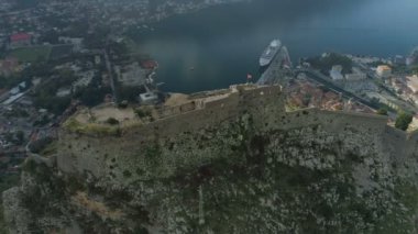 Kotor şehrinin eski kalesinin havadan görünüşü