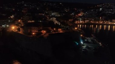 Eski Ulcinj şehrinin hava gece görüşü