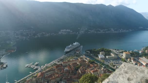 Vuelo desde el lado de la fortaleza sobre la ciudad de Kotor — Vídeos de Stock