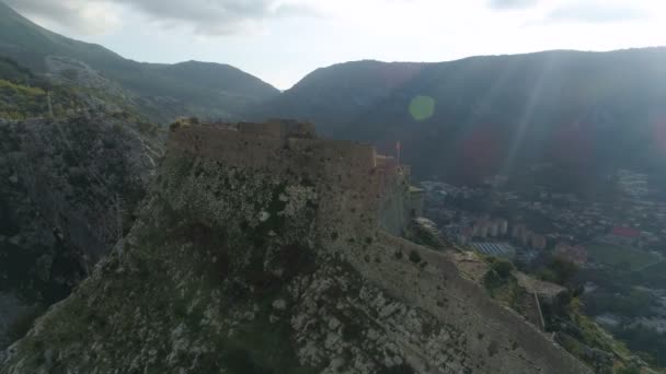 Widok z lotu ptaka na starą twierdzę miasta Kotor — Wideo stockowe