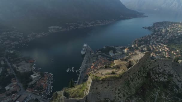 Vista aérea de la antigua fortaleza de la ciudad de Kotor — Vídeo de stock