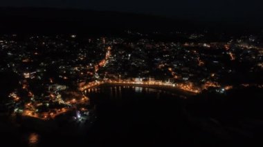 Eski Ulcinj şehrinin hava gece görüşü