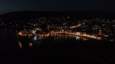 Eski Ulcinj şehrinin hava gece görüşü