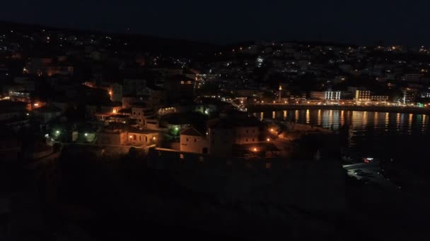 Vista aérea nocturna de la ciudad vieja de Ulcinj — Vídeo de stock